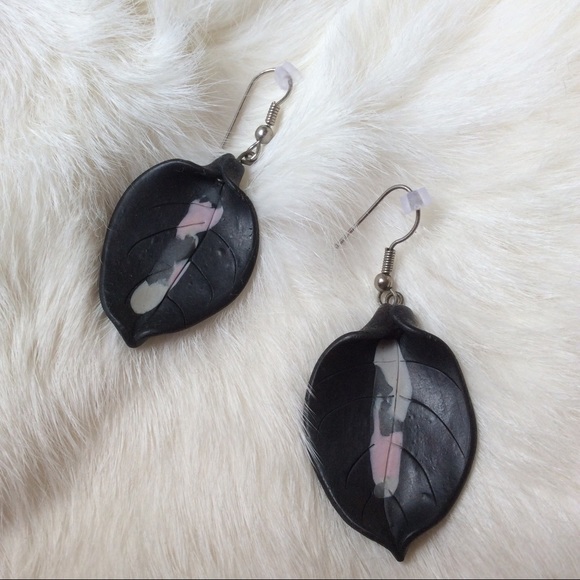 Cray Leaf Earring Black & Baby Pink - Picture 6 of 7